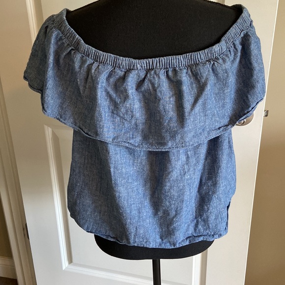 Levi’s off the shoulder denim chambray top for Women. Size Medium. EUC. - Picture 4 of 8